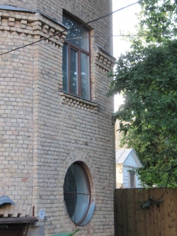 Kāpņu telpas logi mūra mājā Ģertrūdes ielā, Rīgā